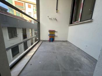 BOSTANCI SAHİLE KOMŞU KONUMDA K.OTOPARKLI ARA KAT SIFIR 3+1