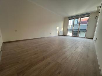 BOSTANCI SAHİLE KOMŞU KONUMDA K.OTOPARKLI ARA KAT SIFIR 3+1
