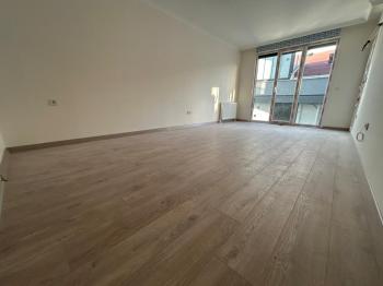 BOSTANCI SAHİLE KOMŞU KONUMDA K.OTOPARKLI ARA KAT SIFIR 3+1