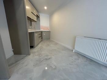 BOSTANCI SAHİLE KOMŞU KONUMDA K.OTOPARKLI ARA KAT SIFIR 3+1