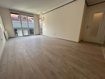 BOSTANCI SAHİLE KOMŞU KONUMDA K.OTOPARKLI ARA KAT SIFIR 3+1