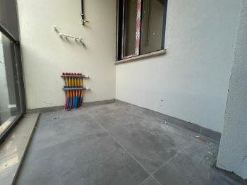 BOSTANCI SAHİLE KOMŞU KONUMDA K.OTOPARKLI ARA KAT SIFIR 3+1