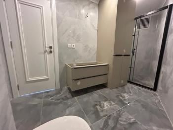 BOSTANCI SAHİLE KOMŞU KONUMDA K.OTOPARKLI ARA KAT SIFIR 3+1