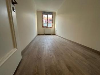 BOSTANCI SAHİLE KOMŞU KONUMDA K.OTOPARKLI ARA KAT SIFIR 3+1
