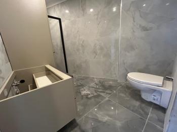 BOSTANCI SAHİLE KOMŞU KONUMDA K.OTOPARKLI ARA KAT SIFIR 3+1
