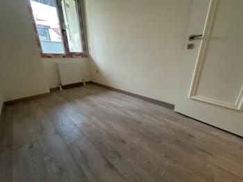 BOSTANCI SAHİLE KOMŞU KONUMDA K.OTOPARKLI ARA KAT SIFIR 3+1