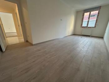 BOSTANCI SAHİLE KOMŞU KONUMDA K.OTOPARKLI ARA KAT SIFIR 3+1