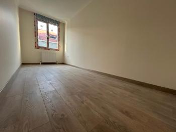 BOSTANCI SAHİLE KOMŞU KONUMDA K.OTOPARKLI ARA KAT SIFIR 3+1