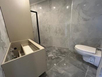 BOSTANCI SAHİLE KOMŞU KONUMDA K.OTOPARKLI ARA KAT SIFIR 3+1