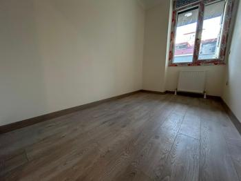 BOSTANCI SAHİLE KOMŞU KONUMDA K.OTOPARKLI ARA KAT SIFIR 3+1