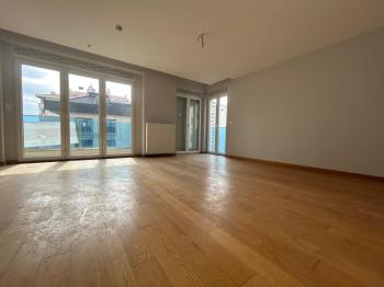 CADDEBOSTAN SAHİLDE EBV BANYOLU BALKONLU ÖN CEPHE 108 M² NET 3+1