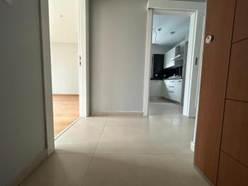 CADDEBOSTAN SAHİLDE EBV BANYOLU BALKONLU ÖN CEPHE 108 M² NET 3+1