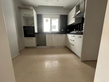 CADDEBOSTAN SAHİLDE EBV BANYOLU BALKONLU ÖN CEPHE 108 M² NET 3+1
