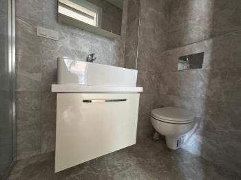 CADDEBOSTAN SAHİLDE EBV BANYOLU BALKONLU ÖN CEPHE 108 M² NET 3+1