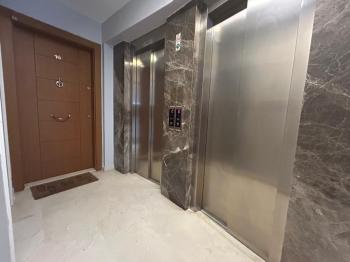 CADDEBOSTAN SAHİLDE EBV BANYOLU BALKONLU ÖN CEPHE 108 M² NET 3+1