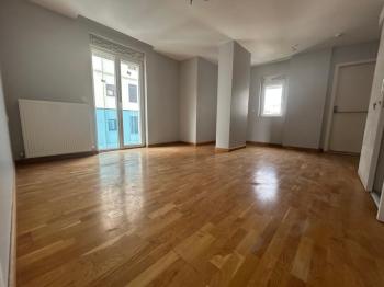 CADDEBOSTAN SAHİLDE EBV BANYOLU BALKONLU ÖN CEPHE 108 M² NET 3+1