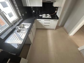 CADDEBOSTAN SAHİLDE EBV BANYOLU BALKONLU ÖN CEPHE 108 M² NET 3+1