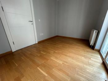 CADDEBOSTAN SAHİLDE EBV BANYOLU BALKONLU ÖN CEPHE 108 M² NET 3+1