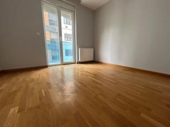 CADDEBOSTAN SAHİLDE EBV BANYOLU BALKONLU ÖN CEPHE 108 M² NET 3+1