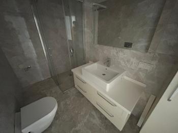 CADDEBOSTAN SAHİLDE EBV BANYOLU BALKONLU ÖN CEPHE 108 M² NET 3+1