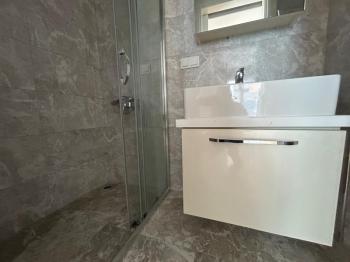 CADDEBOSTAN SAHİLDE EBV BANYOLU BALKONLU ÖN CEPHE 108 M² NET 3+1
