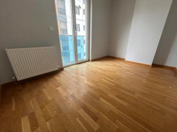 CADDEBOSTAN SAHİLDE EBV BANYOLU BALKONLU ÖN CEPHE 108 M² NET 3+1