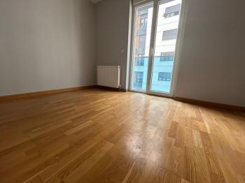 CADDEBOSTAN SAHİLDE EBV BANYOLU BALKONLU ÖN CEPHE 108 M² NET 3+1