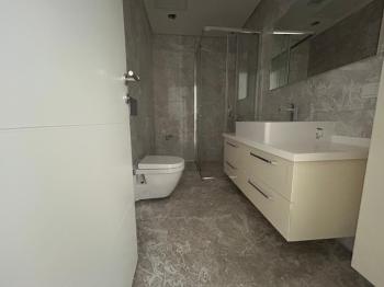 CADDEBOSTAN SAHİLDE EBV BANYOLU BALKONLU ÖN CEPHE 108 M² NET 3+1