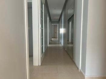 CADDEBOSTAN SAHİLDE EBV BANYOLU BALKONLU ÖN CEPHE 108 M² NET 3+1
