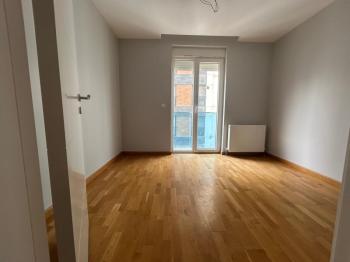 CADDEBOSTAN SAHİLDE EBV BANYOLU BALKONLU ÖN CEPHE 108 M² NET 3+1