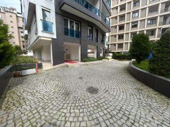 CADDEBOSTAN SAHİLDE EBV BANYOLU BALKONLU ÖN CEPHE 108 M² NET 3+1