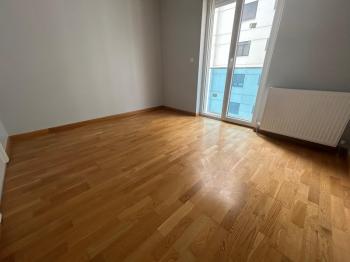 CADDEBOSTAN SAHİLDE EBV BANYOLU BALKONLU ÖN CEPHE 108 M² NET 3+1