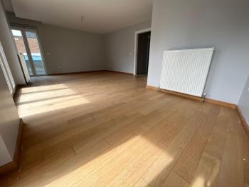CADDEBOSTAN SAHİLDE EBV BANYOLU BALKONLU ÖN CEPHE 108 M² NET 3+1