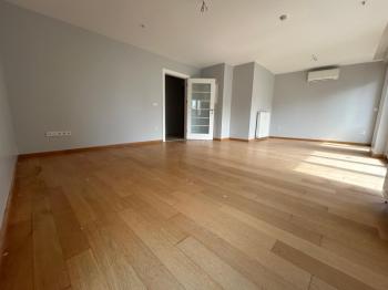 CADDEBOSTAN SAHİLDE EBV BANYOLU BALKONLU ÖN CEPHE 108 M² NET 3+1