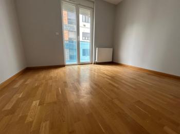 CADDEBOSTAN SAHİLDE EBV BANYOLU BALKONLU ÖN CEPHE 108 M² NET 3+1