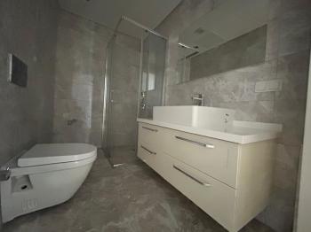 CADDEBOSTAN SAHİLDE EBV BANYOLU BALKONLU ÖN CEPHE 108 M² NET 3+1