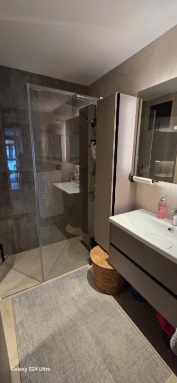 Bağdat Caddesi'nde 2+1 kiralık daire, yeni bina, ikinci katta.