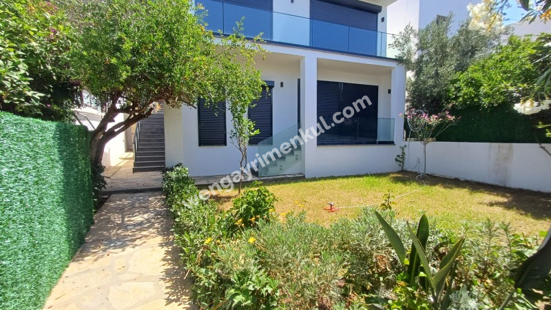 Site içinde, Bahçeli, Tamamen Yenilenmiş, Sıfır Müstakil Denize Yakın Deniz Manzaralı Villa