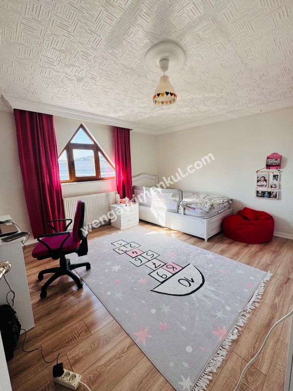 BAHÇELİEVLERDE EN ÜST KAT 2+1 FERAH DAİRE..