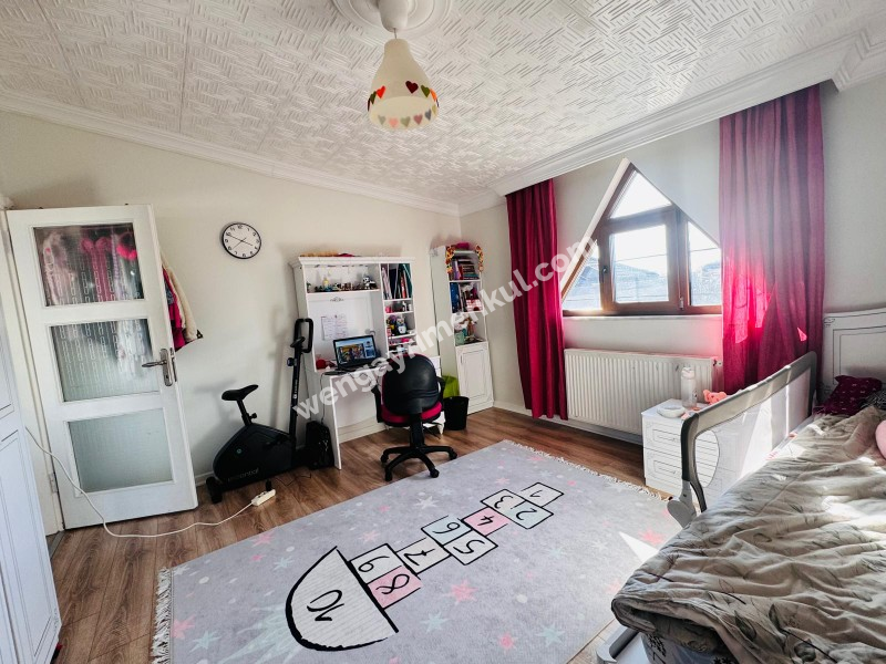 BAHÇELİEVLERDE EN ÜST KAT 2+1 FERAH DAİRE..