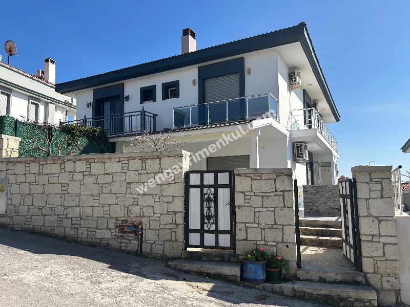 Çeşme Alaçatı ‘da  Sezonluk Kiralık Turizm Konaklama Sertifikalı 5+2 Havuzlu Triplex Villa