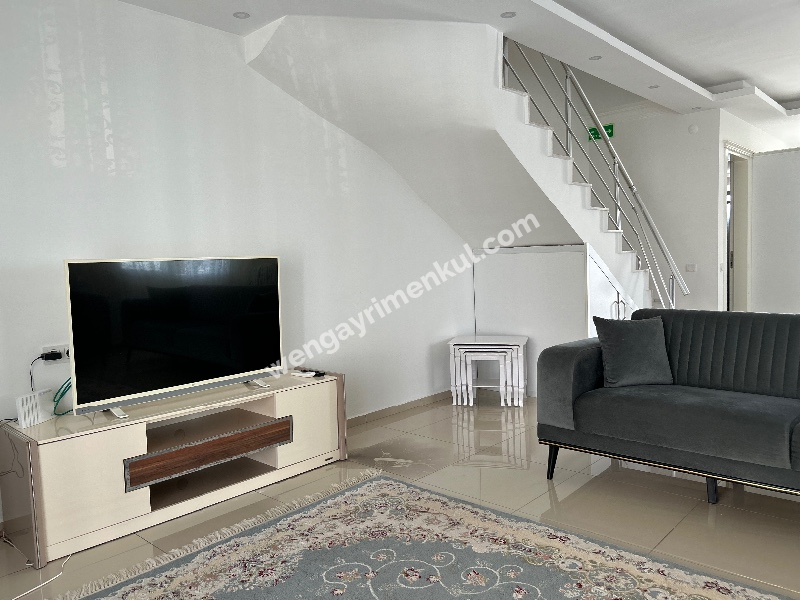 Çeşme Alaçatı ‘da  Sezonluk Kiralık Turizm Konaklama Sertifikalı 5+2 Havuzlu Triplex Villa