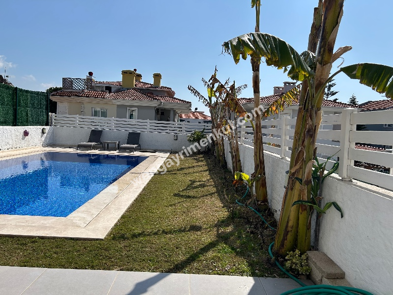 Çeşme Alaçatı ‘da  Sezonluk Kiralık Turizm Konaklama Sertifikalı 5+2 Havuzlu Triplex Villa