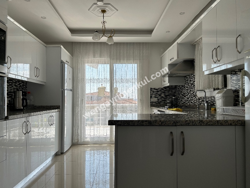 Çeşme Alaçatı ‘da  Sezonluk Kiralık Turizm Konaklama Sertifikalı 5+2 Havuzlu Triplex Villa