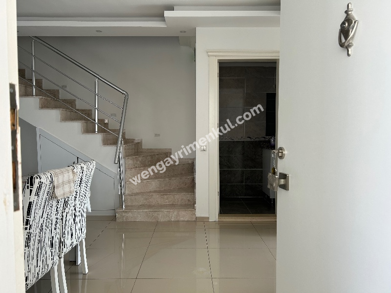 Çeşme Alaçatı ‘da  Sezonluk Kiralık Turizm Konaklama Sertifikalı 5+2 Havuzlu Triplex Villa