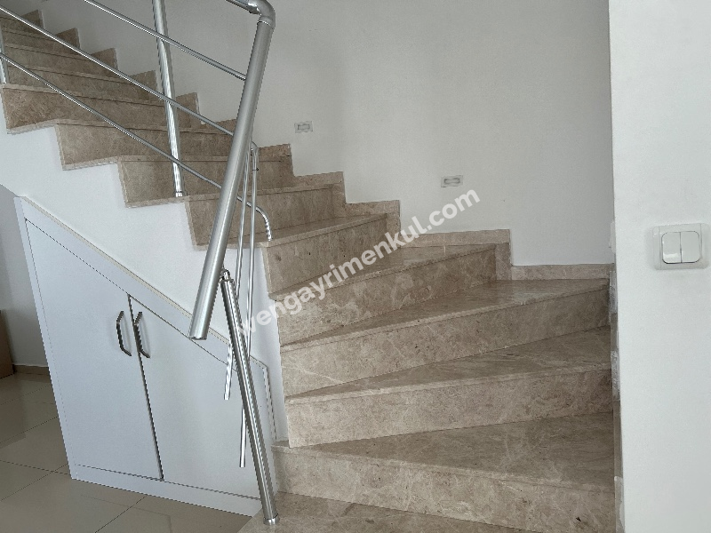 Çeşme Alaçatı ‘da  Sezonluk Kiralık Turizm Konaklama Sertifikalı 5+2 Havuzlu Triplex Villa