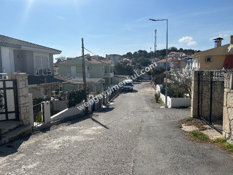 Çeşme Alaçatı ‘da  Sezonluk Kiralık Turizm Konaklama Sertifikalı 5+2 Havuzlu Triplex Villa