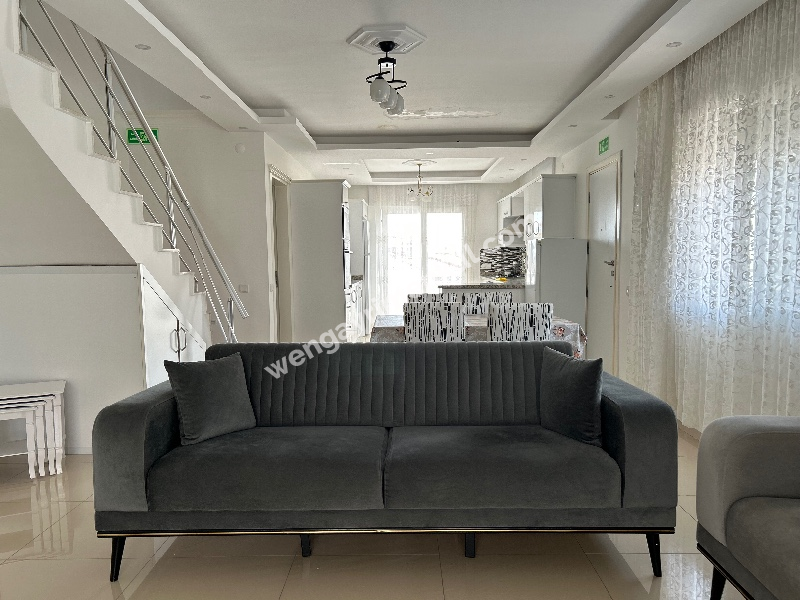 Çeşme Alaçatı ‘da  Sezonluk Kiralık Turizm Konaklama Sertifikalı 5+2 Havuzlu Triplex Villa