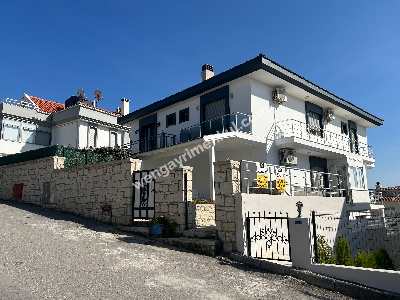 Çeşme Alaçatı’da Satılık 5+2 Havuzlu Turizm Konaklama Belgesine sahip Tripleks Villa 