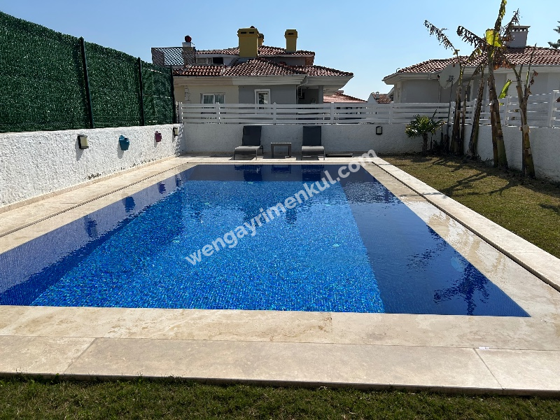 Çeşme Alaçatı’da Satılık 5+2 Havuzlu Turizm Konaklama Belgesine sahip Tripleks Villa 